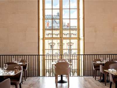 Versailles : Dejeuneur Chez Ore Et Billet Coupe File