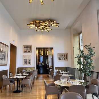 Versailles : Dejeuneur Chez Ore Et Billet Coupe File